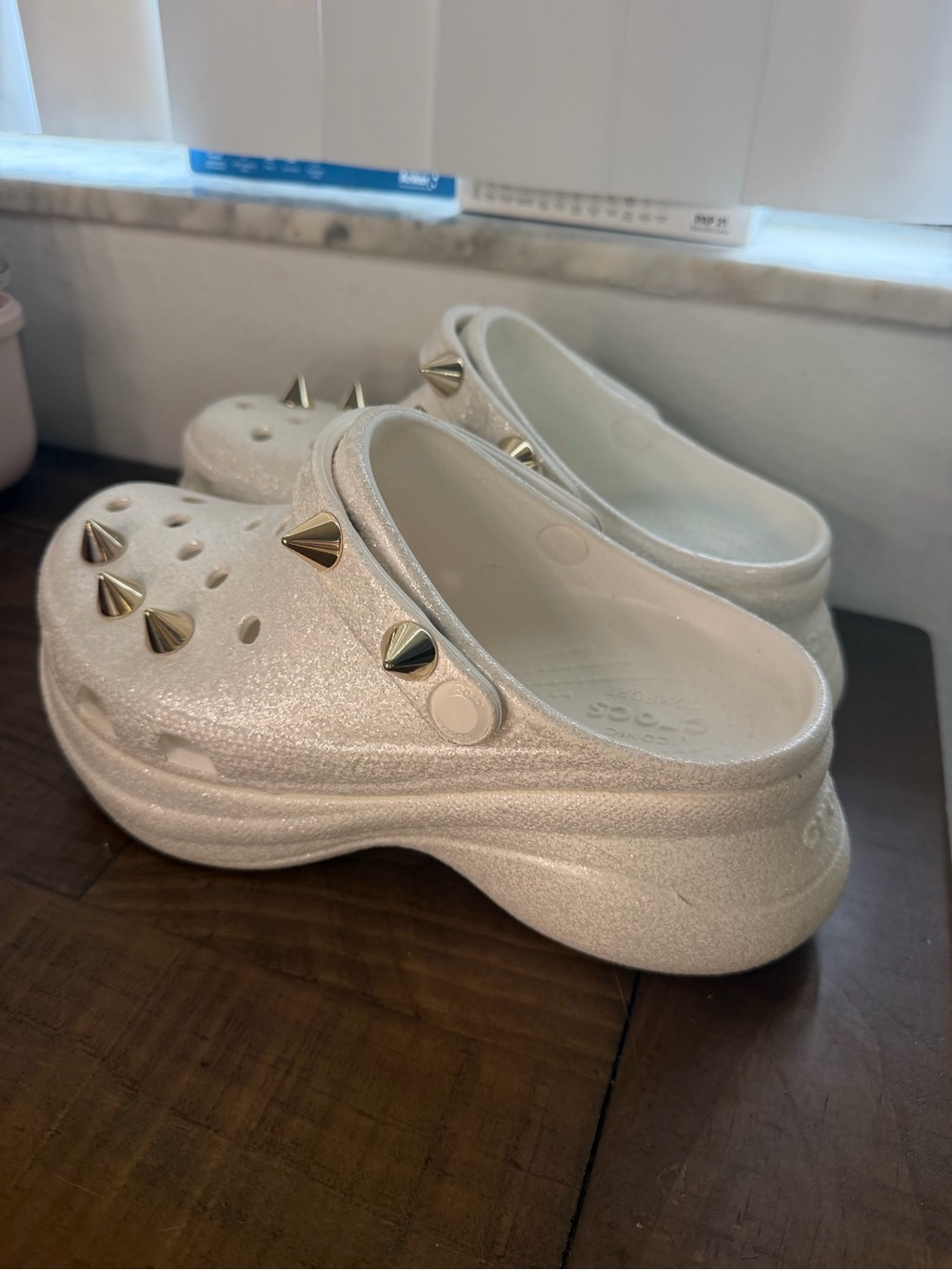 Crocs Classic Bae Glitter Stud Clog Womens size 8 gold stud RARE crocs - Picture 7 of 10